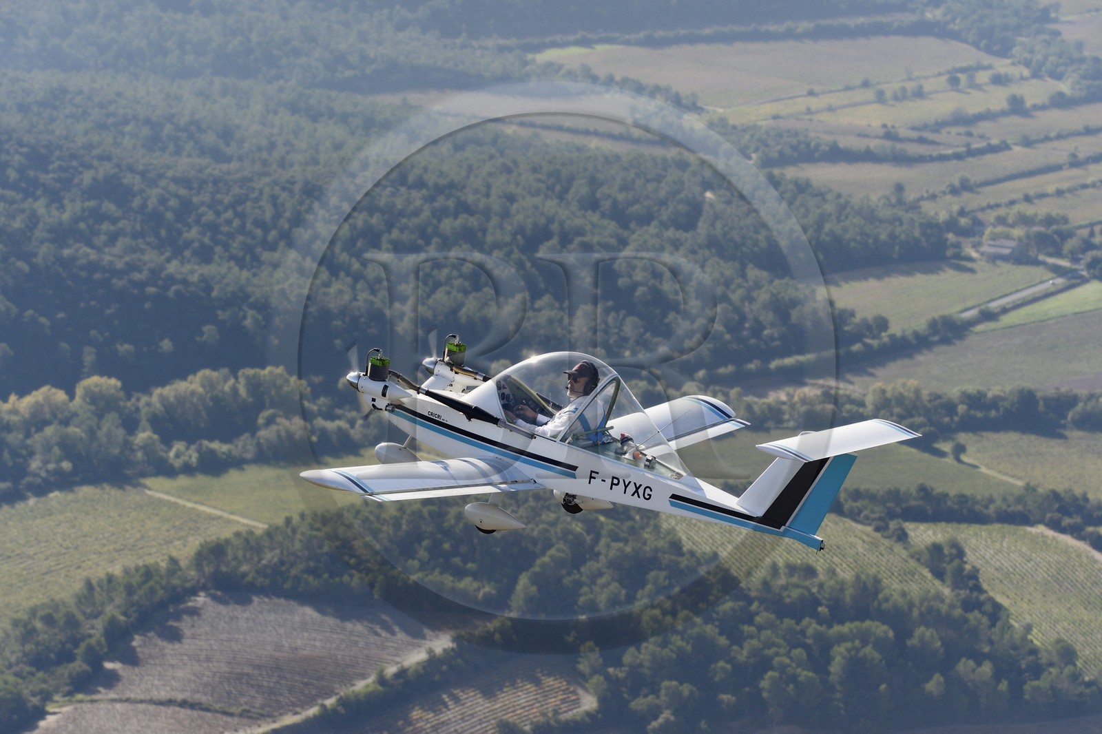 France, Var (83), Massif des Maures, Colomban MC-10 (aussi appelé Cricri) est un avion bimoteur ultra-léger conçu par Michel Colomban (vue aérienne)