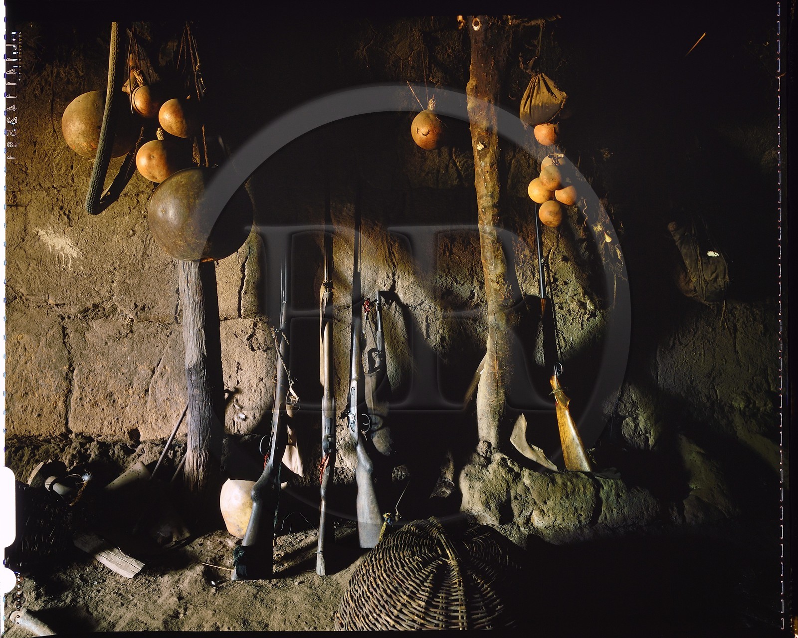 Burkina Faso, province de Poni, pays des Lobi, région de Loropéni, Lacar, pièce d'entrée de la maison avec fusils à poudre, chaque famille Lobi dispose d'un petit arsenal toujours prêt à servir pour faire face à une éventuelle attaque de la maison ou du village