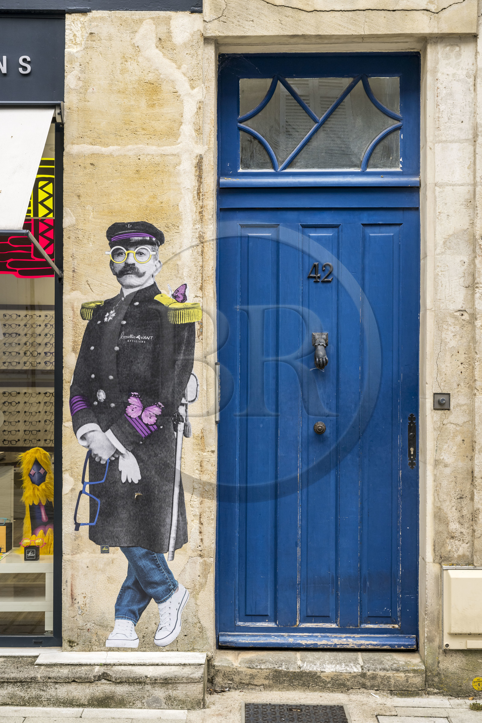 France, Charente-Maritime (17), Rochefort, l'écrivain Pierre Loti caricaturé pour une marque d'optique rue de la République