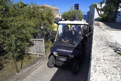 Italie, Sicile, iles Eoliennes, classées Patrimoine Mondial de l'UNESCO, ile de Stromboli, patrouille des carabinieri en voiturette électrique de golf dans les ruelles du village de Stromboli