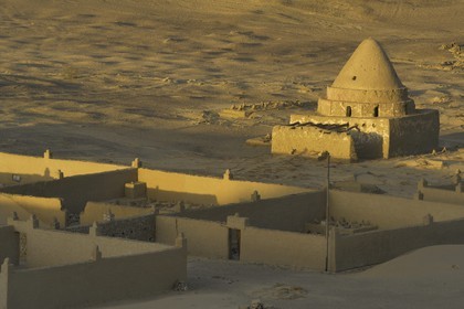 Egypte, Haute Egypte, désert libyque, oasis de Dakhla, vieux village de Al-Qasr, tombe d'un saint homme
