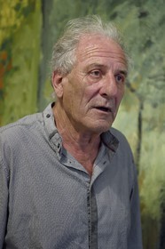 France, Var (83), Toulon, l'artiste peintre Serge Plagnol dans son atelier