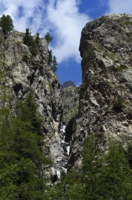 France, Alpes-Maritimes, parc national du Mercantour (Mercantour National Park), Valmasque valley, waterfall in the ice bolt