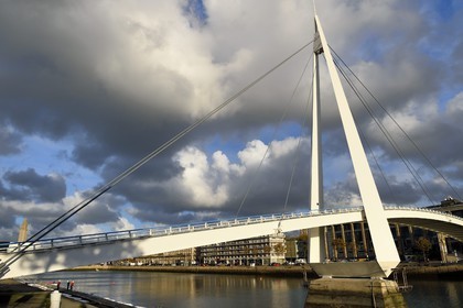 France, Seine-Maritime (76), Le Havre, Centre-ville reconstruit du Havre par Auguste Perret classé Patrimoine Mondial de l'UNESCO, la passerelle du Bassin du Commerce et la Tour Lanterne de l'église Saint-Joseph en arrière plan