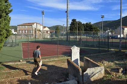 Croatie, Dalmatie, cote dalmate, Ile de Vis, village de Vis, quartier Luka, vestiges gréco-romains d’Issa, stèles de la nécropole grecque du IIIe et IIe siècle av.J.-C.