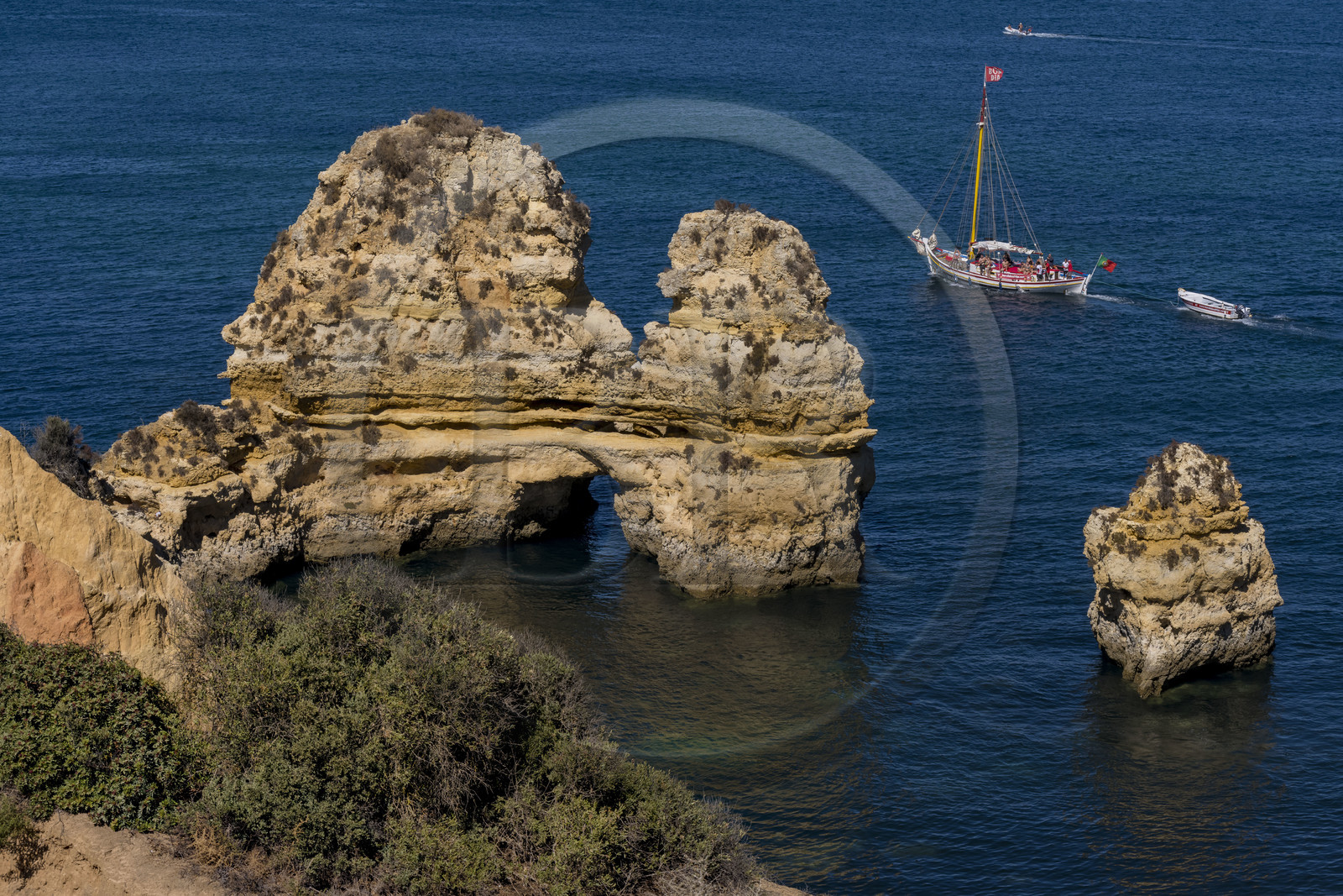 Portugal, Algarve, Lagos, découverte en voilier des formations rocheuses et des falaises de la Ponta da Piedade en face de Praia da Boneca