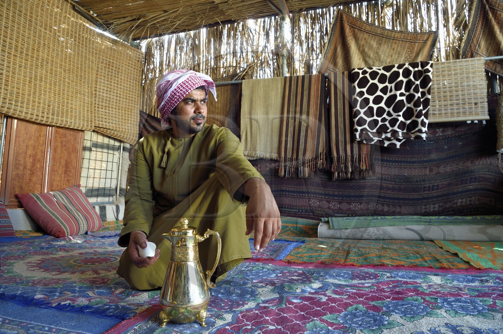Sultanat d'Oman, gouvernorat de Ash Sharqiyah, désert des Wahiba Sands ou Sharqiya Sands, village bédouin de al-Wasil, Mohamed al-Badri sert le café Sultanat d'Oman, gouvernorat de Ash Sharqiyah, désert des Wahiba Sands ou Sharqiya Sands, village bédouin de al-Wasil, Mohamed al-Badri sert le café