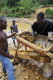 Tanzanie, région de Morogoro, les Monts Uluguru, prospecteurs d' Or sur la rivière Ruvu