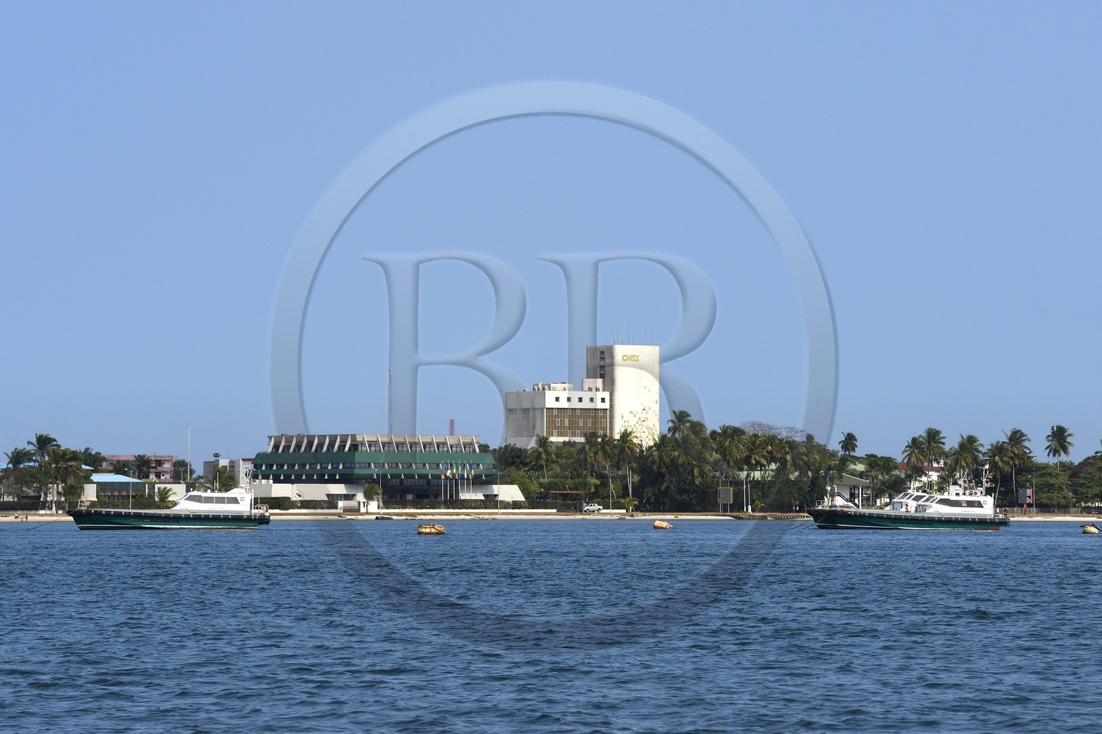 Gabon, province de Ogooué- Maritime, Port-Gentil dans la baie du Cap Lopez, batiment de la Banque des Etats de l'Afrique Centrale (B.E.A.C.) à droite