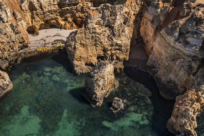 Portugal, Algarve, Lagos, découverte en kayak des criques et des grottes dans les falaises escarpées de la Ponta da Piedade (vue aérienne)