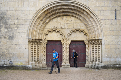 France, Yonne (89), Montréal (Bourgogne), la collégiale Notre-Dame de syle roman du XIIème siècle, détail du Portail de l'église, colonnettes séparées par des rangées de fleurs bien ciselées