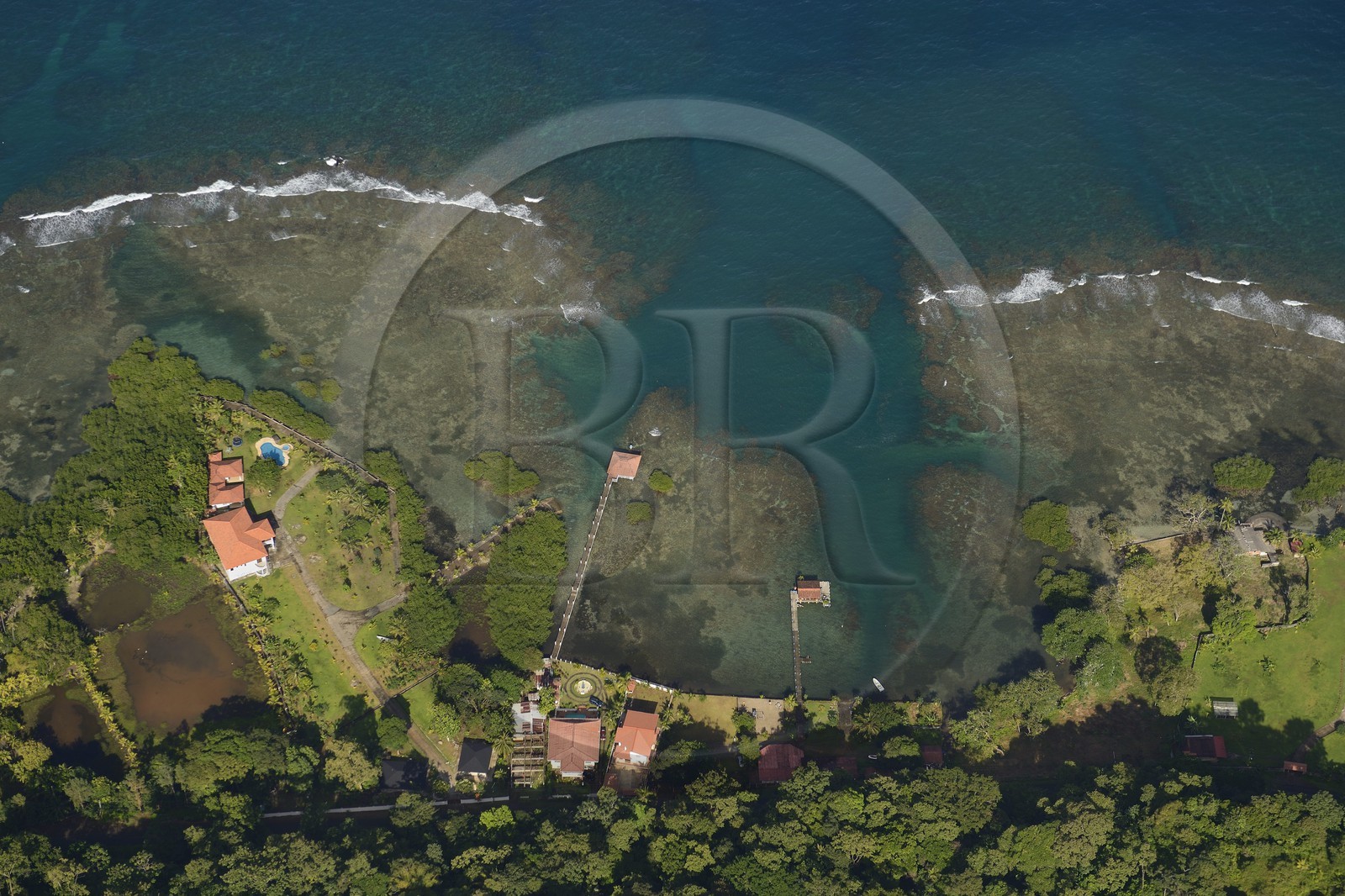 Panama, province de Colon, la côte caraïbe vers Portobelo (vue aérienne)