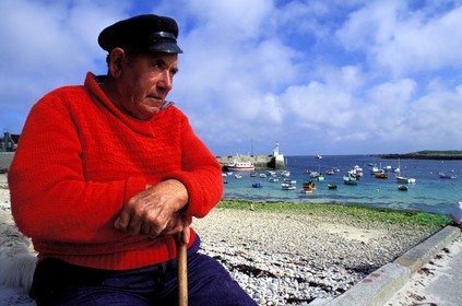 France, Finistère (29), île de Molène, un marin retraité sur le port
