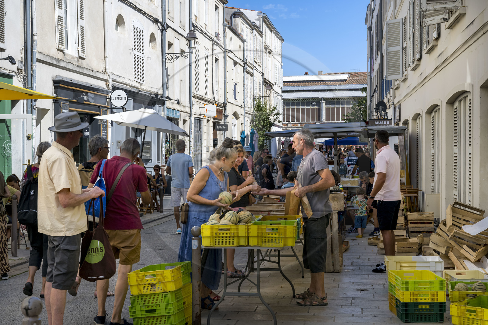 France, Charente-Maritime (17), La Rochelle, marché rue des Dames menant au vieux marché couvert du XIXème siècle France, Charente-Maritime (17), La Rochelle, marché rue des Dames menant au vieux marché couvert du XIXème siècle