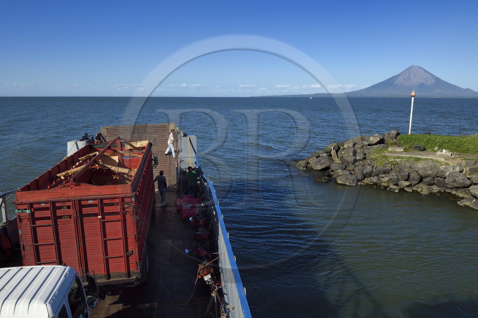Nicaragua, San Jorge sur le lac Nicaragua, ferry reliant San Jorge à Moyagalpa sur Ile d'Ometepe avec en fond le volcan Conception (1610 m) toujours en activité
