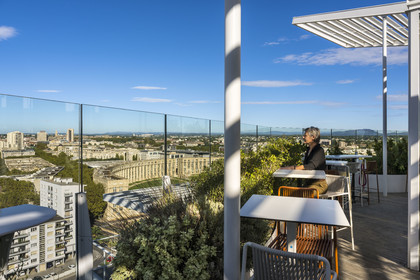 France, Hérault (34), Montpellier, quartier d'Antigone conçu par l'architecte catalan Ricardo Bofill depuis le bar au rooftop de l'immeuble L'Arbre Blanc de l'architecte japonais Sou Foujimoto