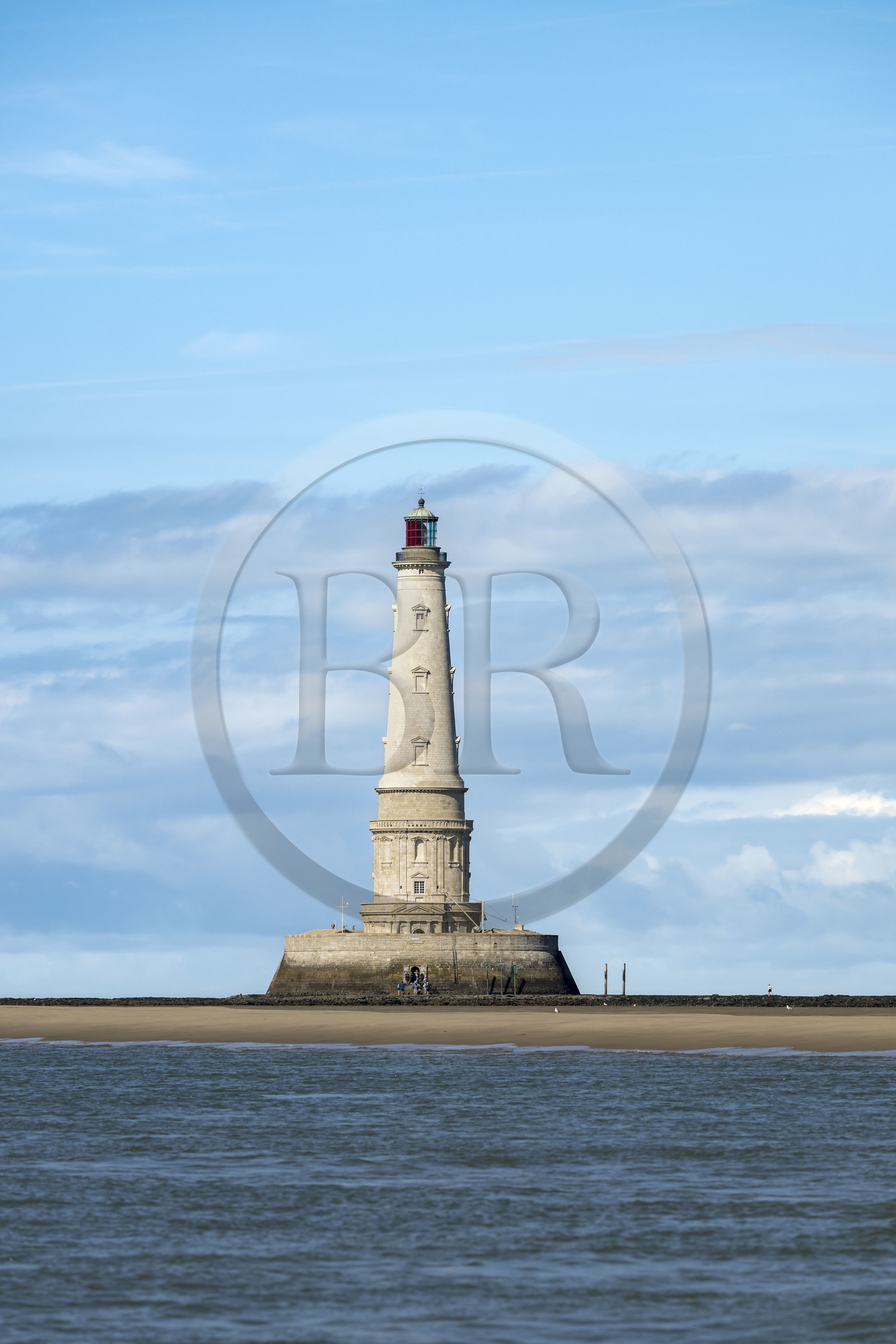 France, Gironde (33), le Verdon-sur-Mer, plateau rocheux de Cordouan à marée basse, phare de Cordouan, classé Patrimoine Mondial de l'UNESCO