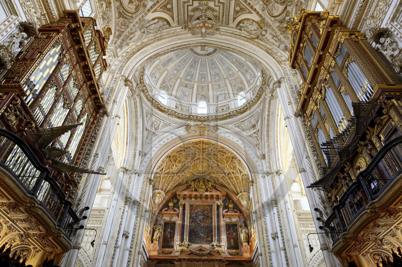 Espagne, Andalousie, Cordoue, centre historique classé Patrimoine Mondial de l'UNESCO, la Mezquita, la partie cathédrale qui apparait comme incrustée au centre de l'ancienne mosquée, le grand retable et les orques
