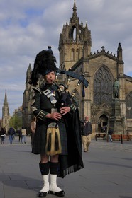 Royaume-Uni, Ecosse, Edimbourg, The Royal Mile, joueur de cornemuse dans High street