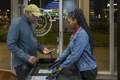 Rwanda, Kigali, KBC centre commercial et de business (Kigali Business Center), MaraPhone de l'entrepreneur rwandais Ashish Thakkar commercialise le premier smartphone 100 % Made in Africa