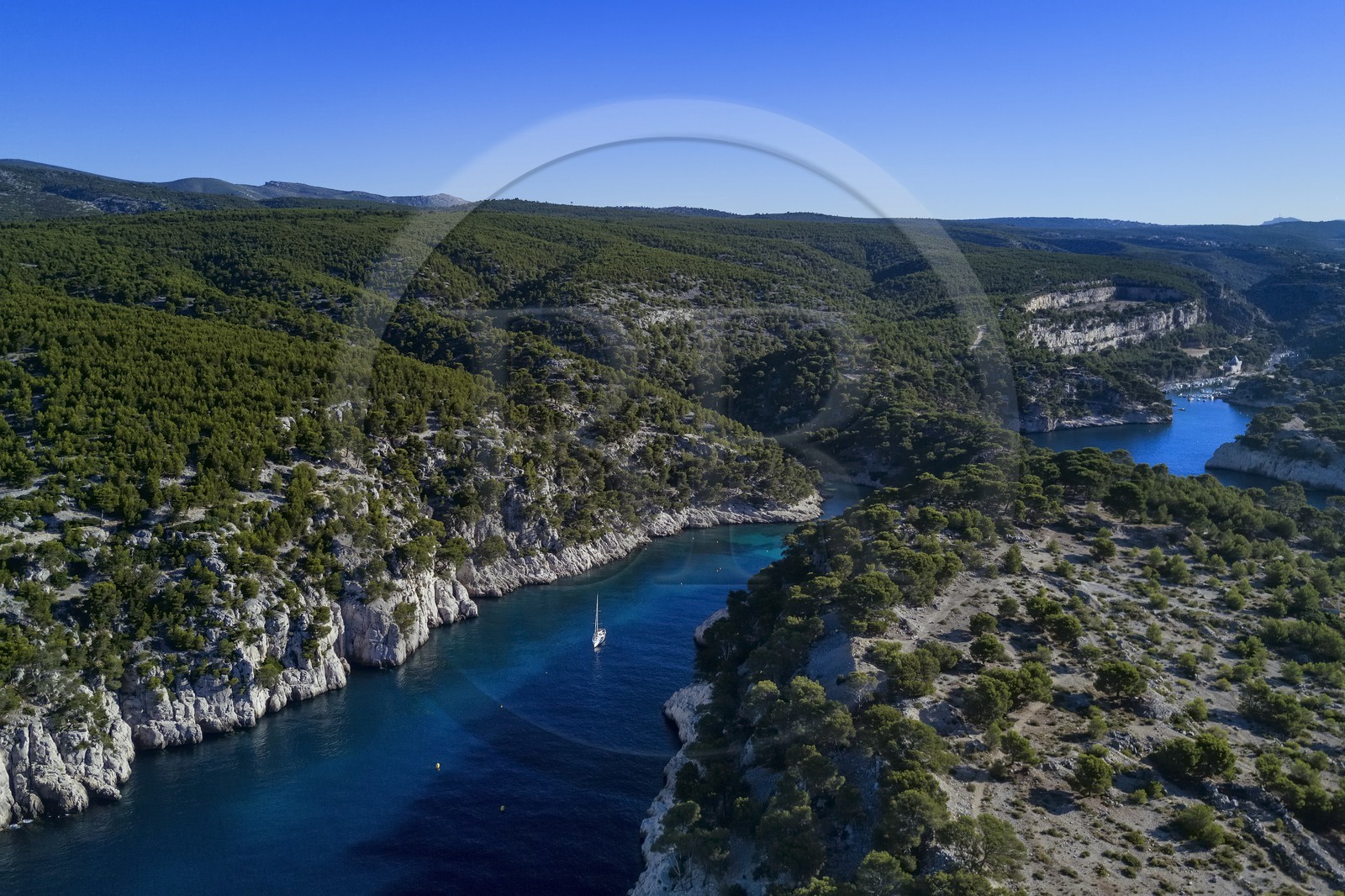 France, Bouches-du-Rhône (13), Cassis, Parc national des Calanques, Calanque de Port-Pin et Calanque de Port-Miou en arrière plan (demande d'autorisation nécessaire avant publication)