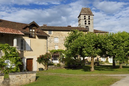 France, Dordogne (24), Périgord Vert, Saint-Jean-de-Côle, labellisé Les Plus Beaux Villages de France, le village et le clocher de l'église Saint-Jean-Baptiste