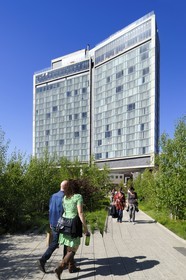 Etats-Unis, New York, Manhattan, Meatpacking district (Gansevoort Market), le High Line Park est une ancienne voie-ferrée aérienne partiellement réhabilitée en parc urbain suspendu, la High Line passe sous le Standard Hotel