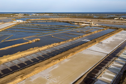 Portugal, Algarve, Tavira, les marais salants en bordure de la ville et du Parc Naturel de la Ria Formosa (vue aérienne)