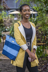 Rwanda, Kigali, Norrsken House Kigali, la styliste Gloria Girabawe, fondatrice et PDG de Flove, avec un nouveau sac de sa collection