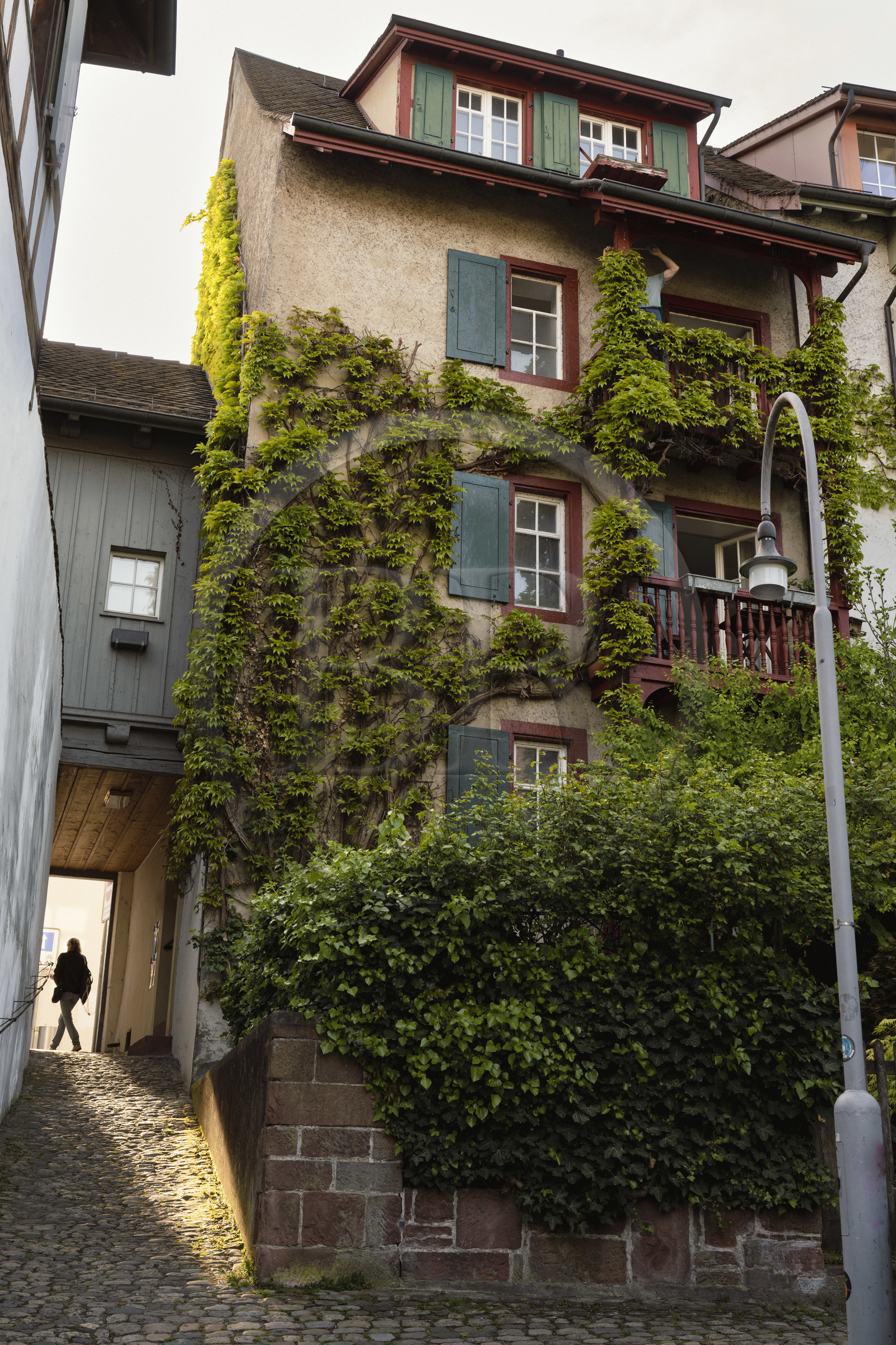 Switzerland, Basel, Old town of Greater Basel (left bank), alley of Pfeffergasslein arriving on the street Heuberg
