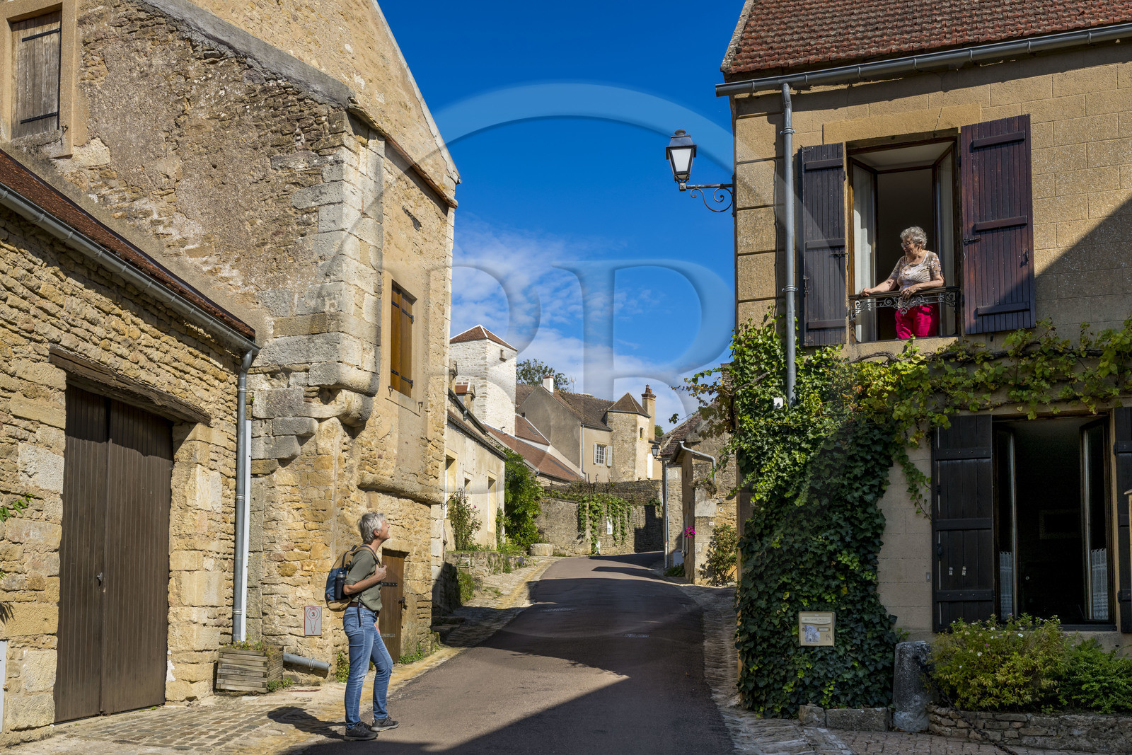 France, Yonne (89), Montréal (Bourgogne), une randonneuse dialogue avec Geneviève Honig, écrivaine et mémoire du village, dans la  la Grand-Rue
