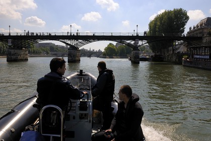 France, Paris (75), la brigade fluviale de la préfecture de Police en patrouille sur la Seine devant la passerelle des Arts