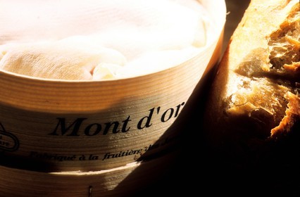 France, Jura (39), le célèbre fromage Mont d'Or dans sa boîte en bois
