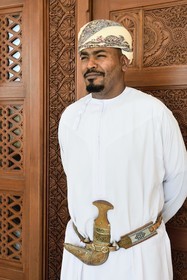 Sultanat d'Oman, Mascate, district Shati Al Qurm, Opera Galleria, luxueux centre commercial de l’Opéra Royal de Mascate, le restaurant Al Angham, homme portant le dishdasha (longue tunique) avec le khanjar omanais (poignard) et le turban appelé massar