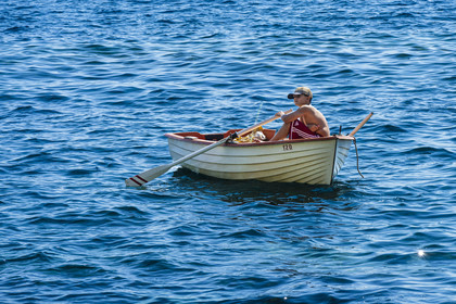 Italie, Ligurie, Cinque Terre, parc national des Cinque Terre classé Patrimoine Mondial de l'UNESCO, village de Riomaggiore, jeune pêcheur dans sa barque