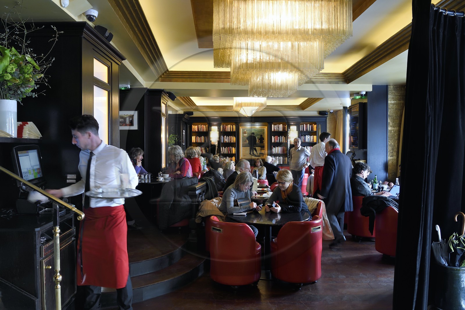 France, Paris (75), Carrefour de l'Odéon, Café les Editeurs