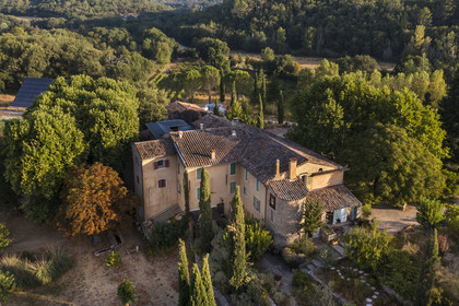 France, Var (83), Provence Verte, Bras, vers Saint-Maximin-la-Sainte-Baume, la maison d'hotes Le Peyrourier - une campagne en Provence (vue aérienne)