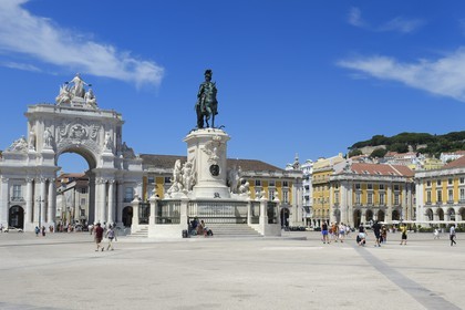Portugal, Lisbonne, quartier de Baixa pombalin, Praca do Comercio (Place du Commerce), statue équestre de Joao I et Triumphal Arch of Rua Augusta (Arco da Rua Augusta)