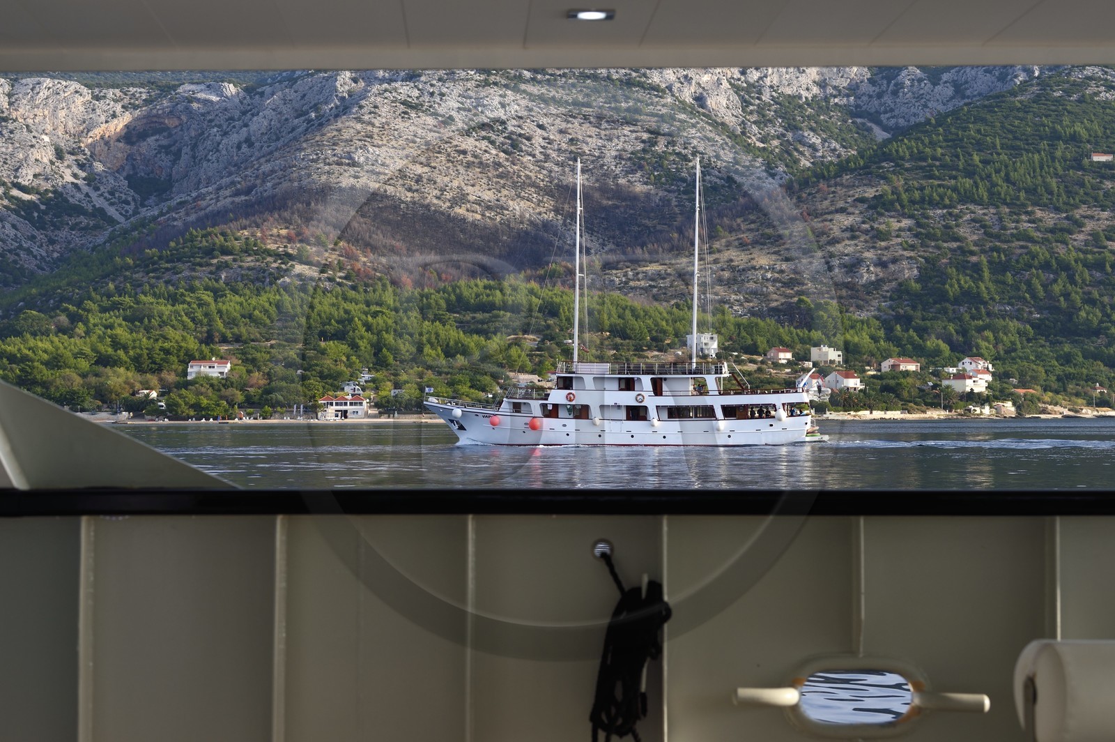 Croatie, Dalmatie, cote dalmate, bateau de croisière progressant dans le detroit entre la presqu'ile de Peljesac (en arrière plan) et l'Ile de Korcula