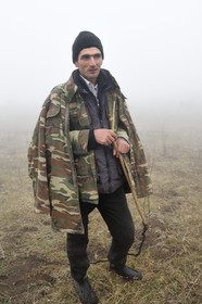 Azerbaïdjan, région de Quba (Guba), chaine de montagne du Grand Caucase, randonnée entre le village de Giriz et de Laza, berger dans la brume