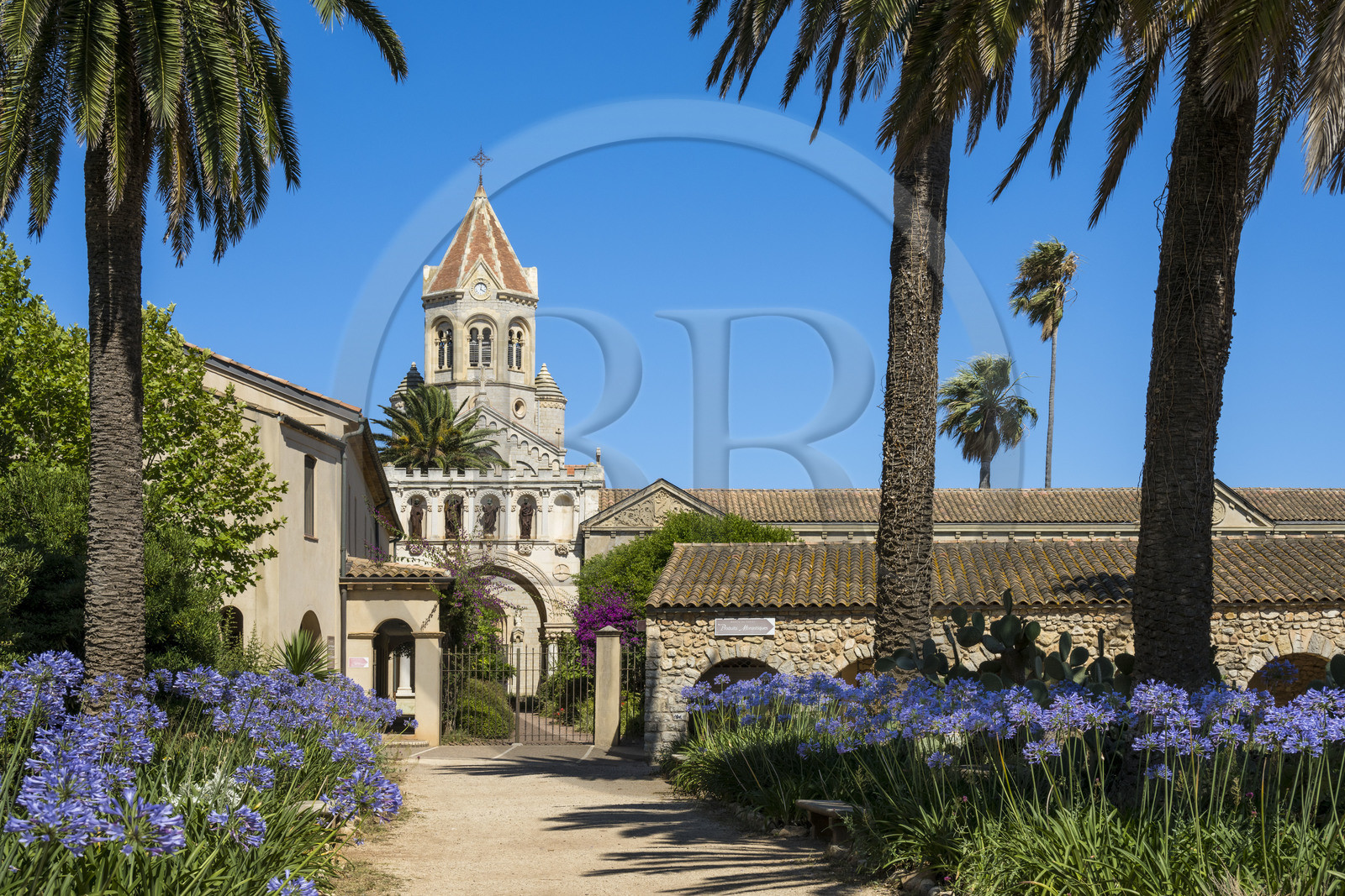 France, Alpes-Maritimes (06), Cannes, Iles de Lérins, Ile de Saint-Honorat, Abbaye de Lérins, l'église abbatiale du monastère France, Alpes-Maritimes (06), Cannes, Iles de Lérins, Ile de Saint-Honorat, Abbaye de Lérins, l'église abbatiale du monastère