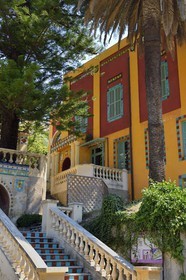 France, Alpes-Maritimes (06), Menton, Jardin Fontana Rosa, villa surélevée ornée de céramiques, qui comprend la bibliothèque et le cinéma personnels de l'écrivain