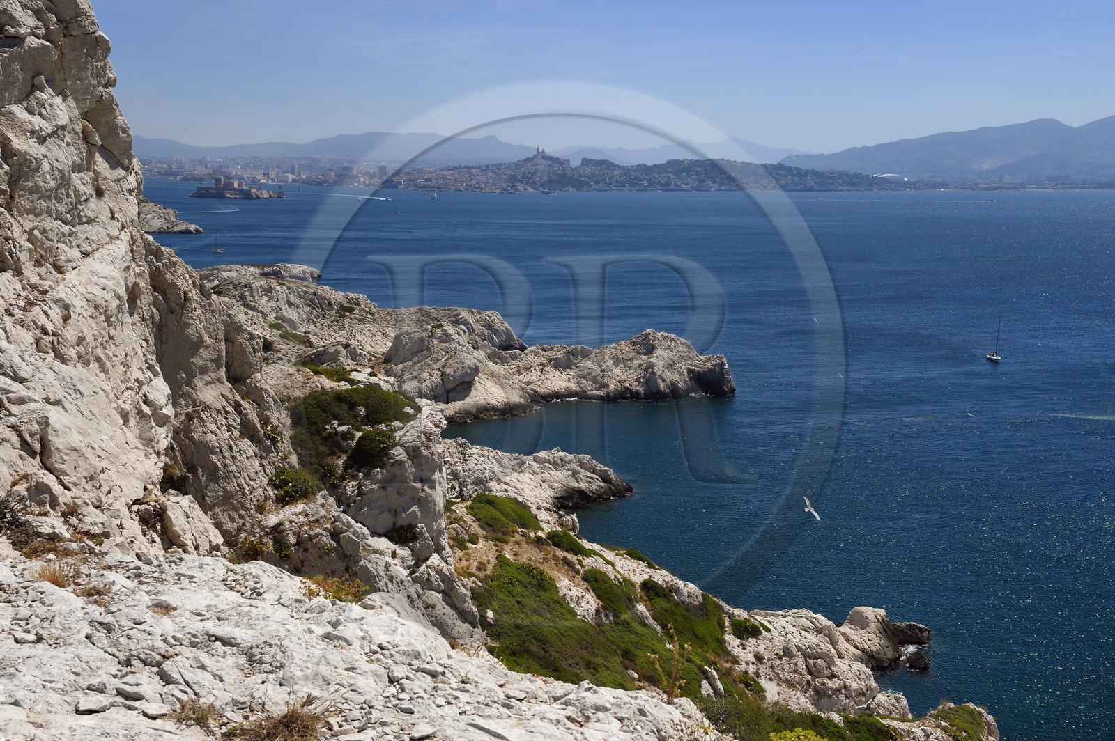France, Bouches-du-Rhône (13), Marseille, Parc National des Calanques, Archipel des Iles du Frioul, Ile de Pomègues et la skyline de Marseille en arrière plan