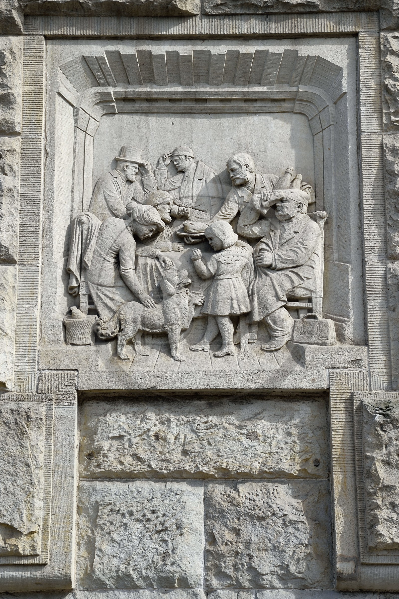 France, Moselle (57), Metz, quartier impérial, la gare de Metz, édifiée de 1905 à 1908 par l'architecte berlinois Jurgen Kruger est inscrite monument historique, bas-relief représentant le restaurant bourgeois des 1ère classe de la gare