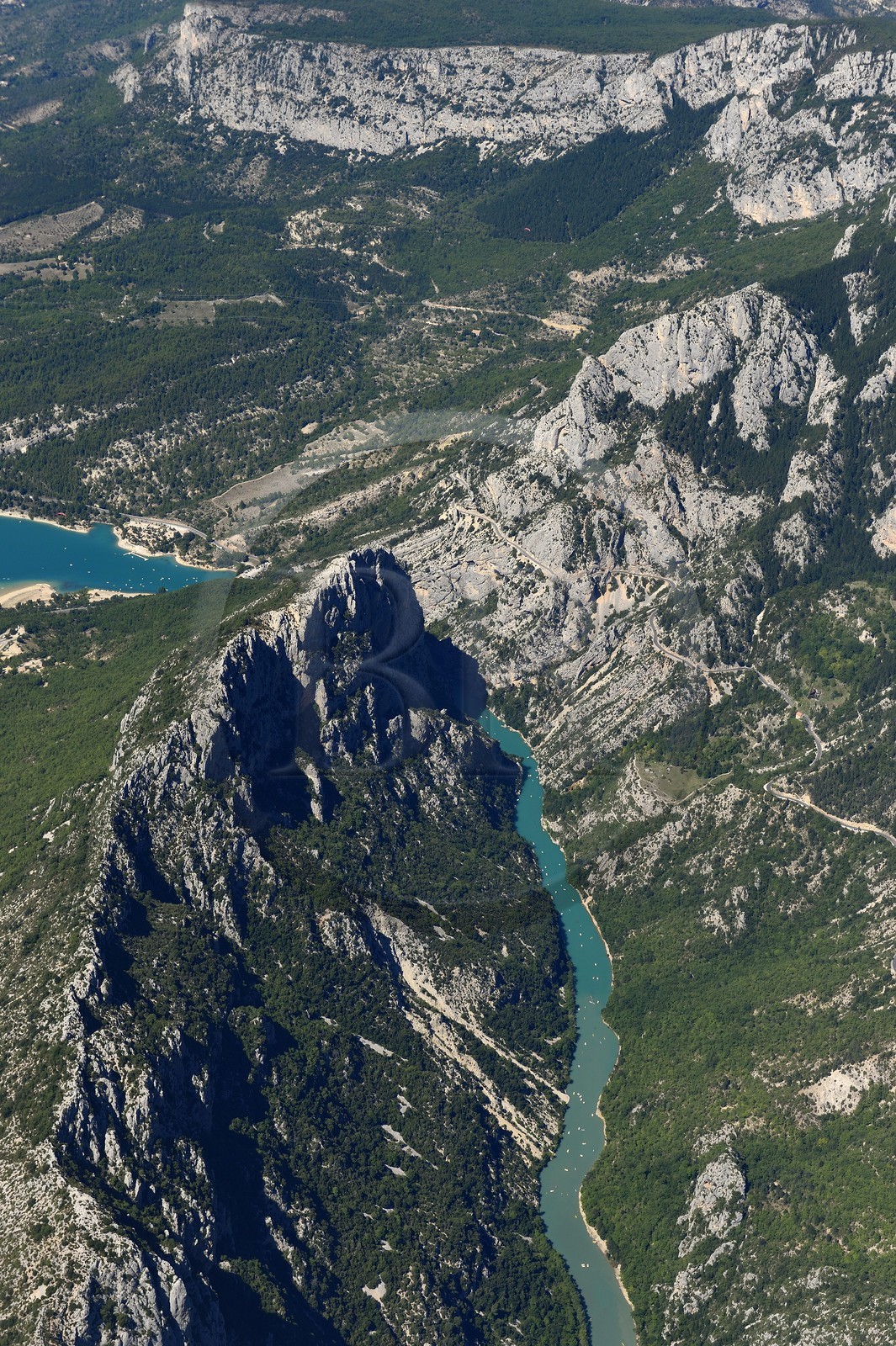 Var (83) rive gauche et Alpes-de-Haute-Provence (04) rive droite, Parc Naturel Régional du Verdon, les Gorges du Verdon qui débouchent sur le lac de Sainte Croix (vue aérienne)