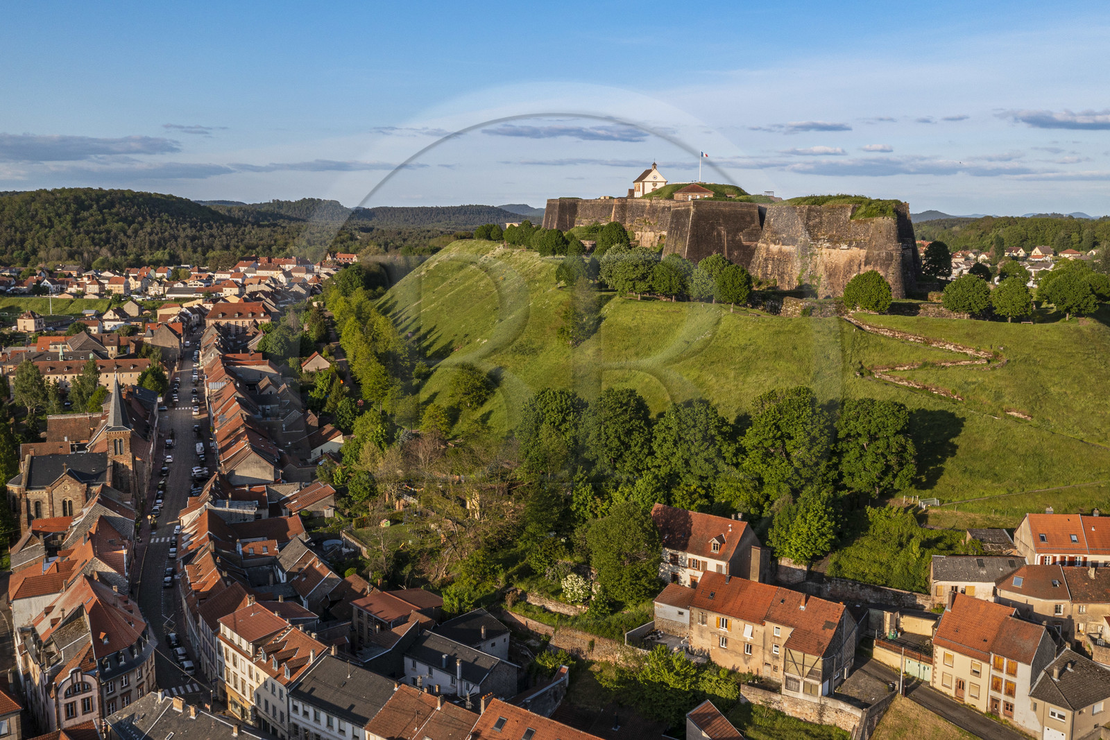 France, Moselle (57), Parc régional des Vosges du nord, Bitche, la citadelle fortifiée par Vauban (vue aérienne)