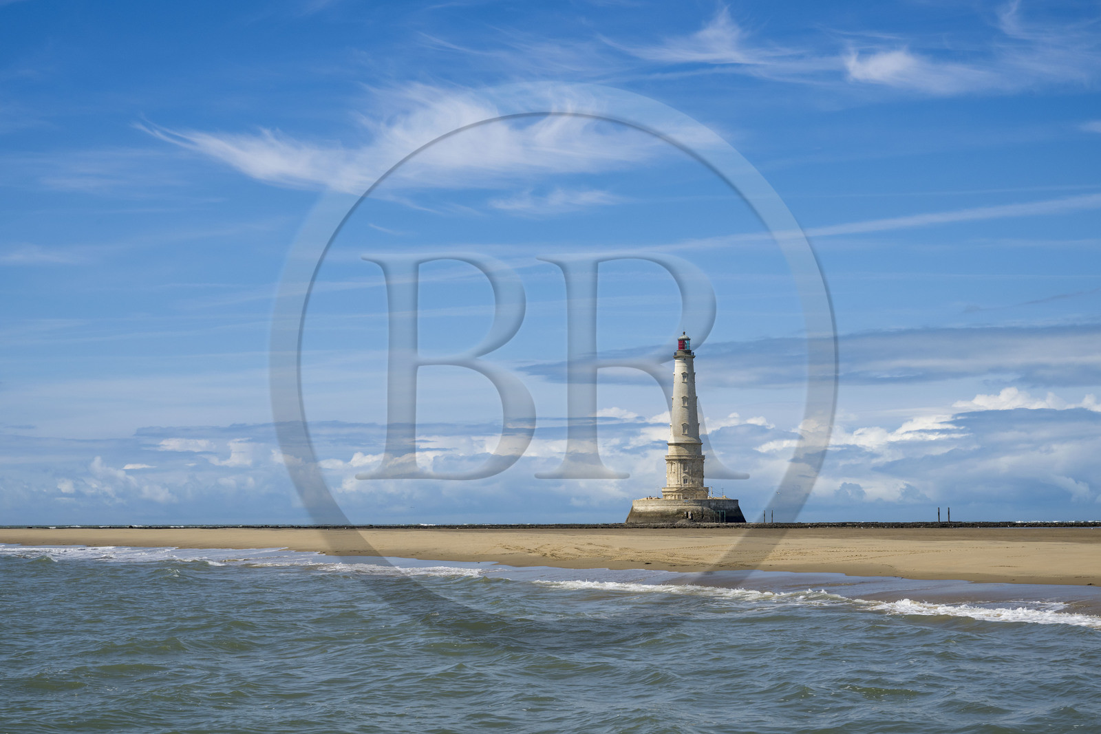 France, Gironde (33), le Verdon-sur-Mer, plateau rocheux de Cordouan à marée basse, phare de Cordouan, classé Patrimoine Mondial de l'UNESCO