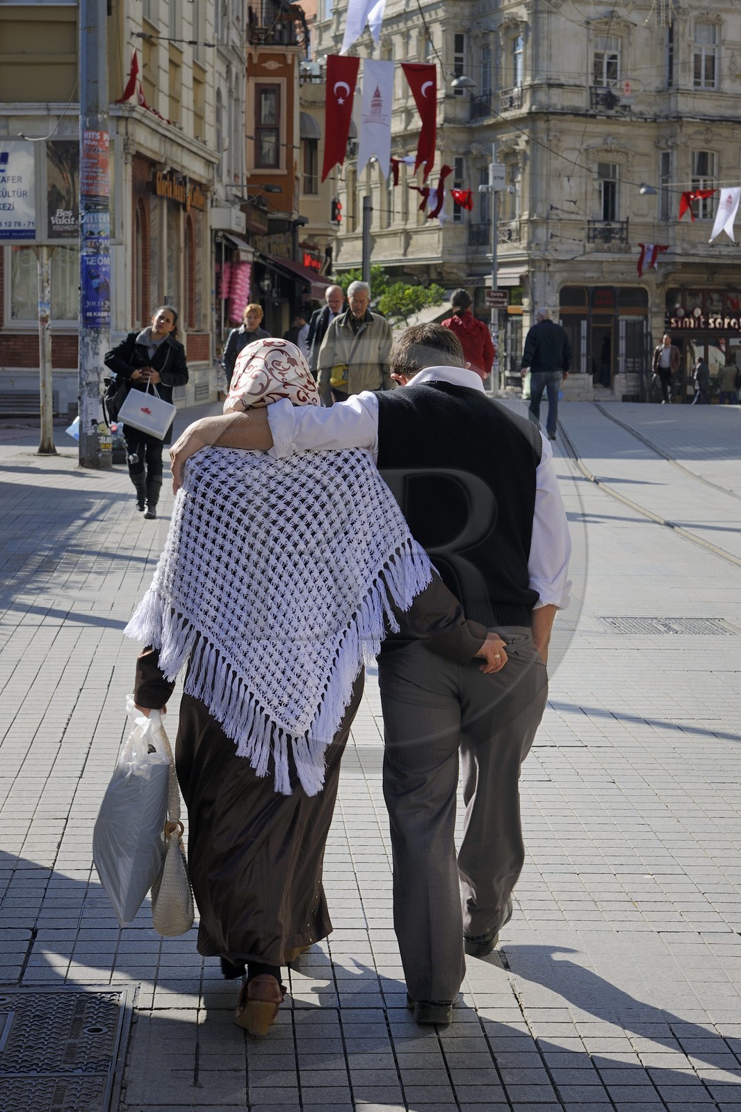 Turquie, Istanbul, quartier de Beyoglu, la grande artère Istiklal Caddesi de la ville européenne, couple d'amoureux enlacés Turquie, Istanbul, quartier de Beyoglu, la grande artère Istiklal Caddesi de la ville européenne, couple d'amoureux enlacés