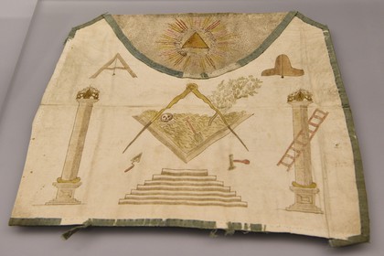 France, Seine-Maritime (76), Pays de Caux, Côte d'Albâtre, Les Pêcheries - Musée de Fécamp, tablier de maître ayant appartenu au frère Jean-Baptiste Grisel (1754-1818) musicien de l'Abbaye et membre fondateur de la loge de Fécamp en 1778, la sépulture d'Hiram est contenue dans une équerre