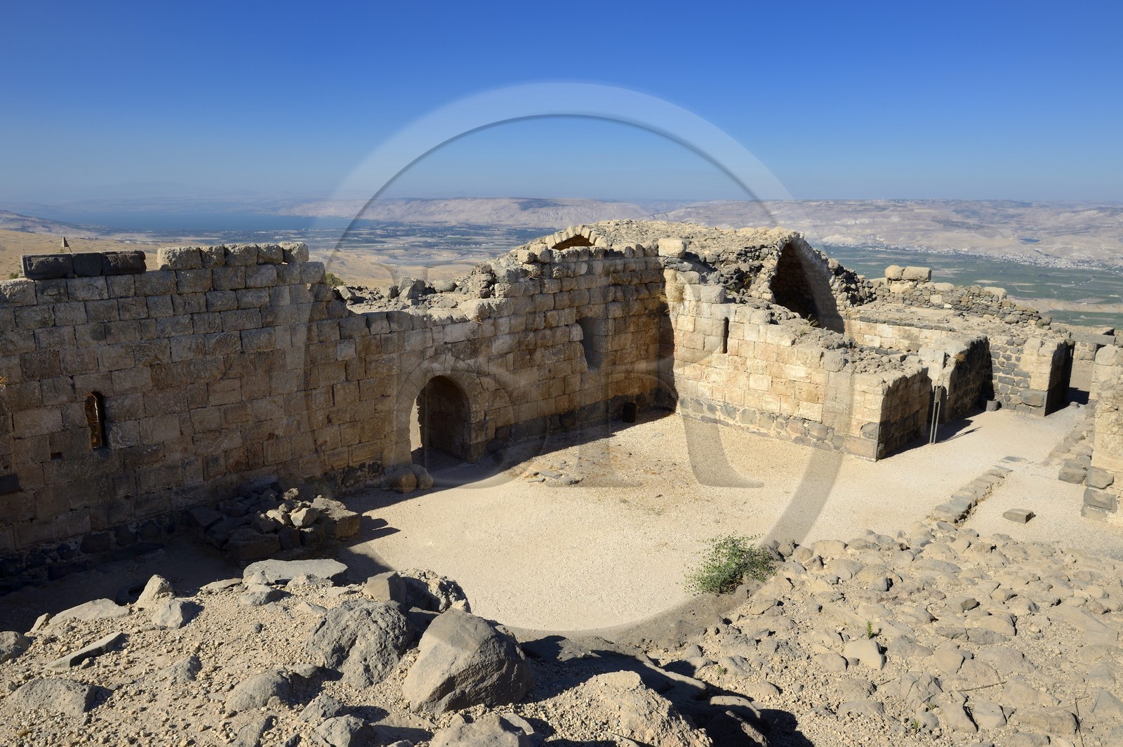 Israel, district Nord, Galilée, l'Etoile du Jourdain, la forteresse croisée de Belvoir tenue par les Hospitaliers entre 1168 et 1189 qui surplombe la vallée du Jourdain, la cour centrale du château et les montagne de Jordanie en arrière plan